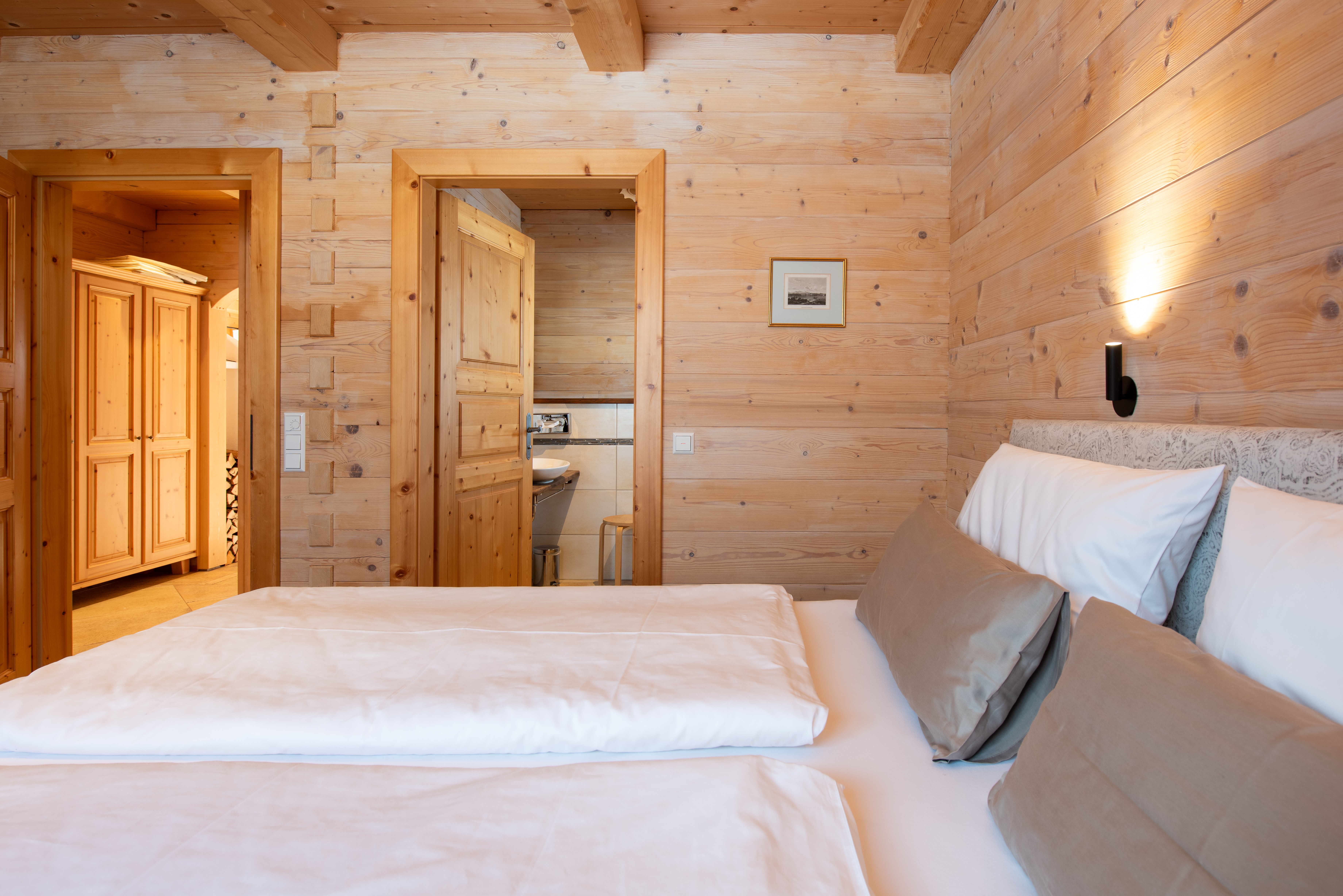 Chalet: Schlafzimmer mit enSuite Badezimmer Chalets Sonntagshorn/Unternberg - Beim Waicher, hundefreundliche Chalets mitten in der Natur.