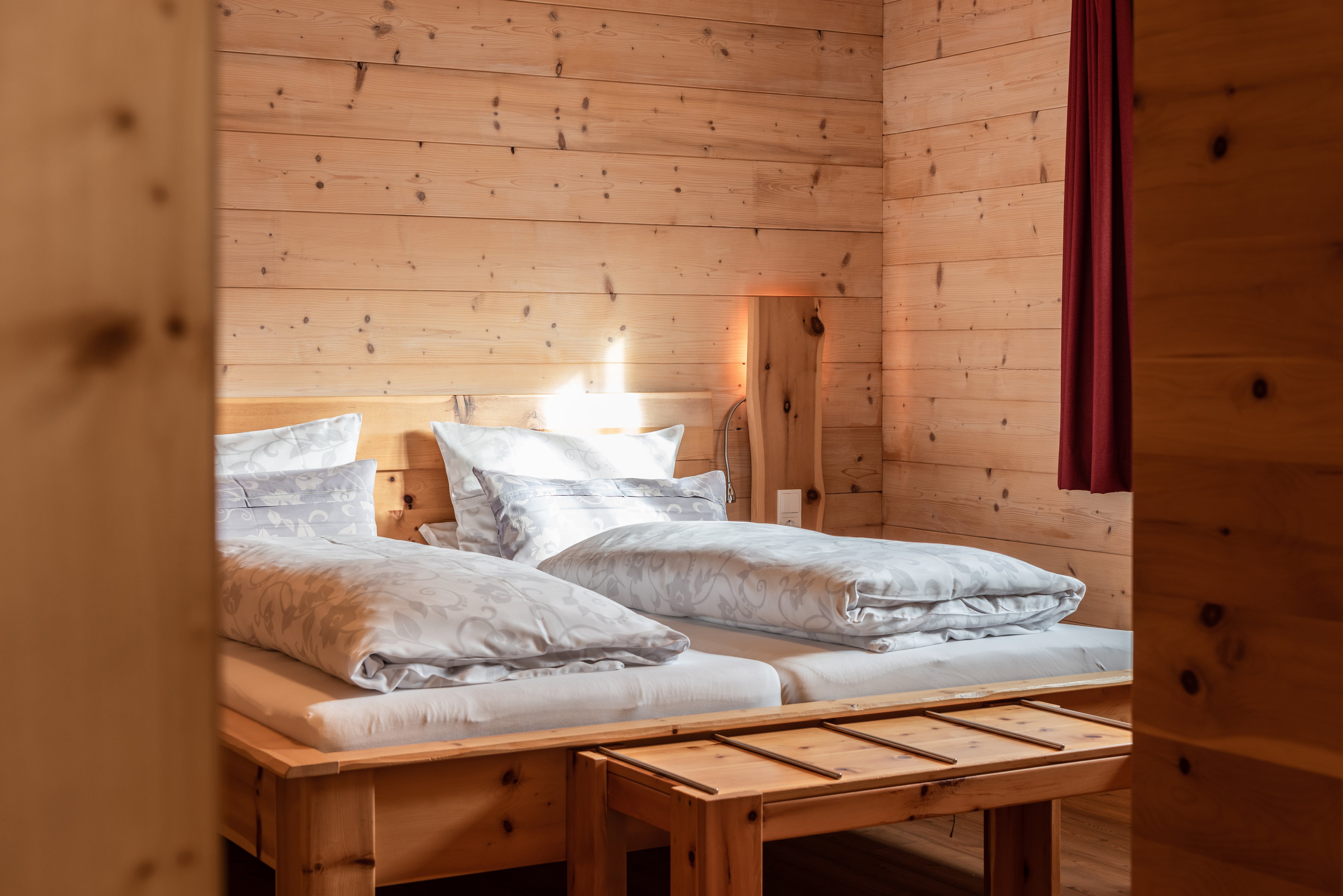 Chalet: Chalet Hochfelln Schlafzimmer - Beim Waicher, hundefreundliche Chalets mitten in der Natur.