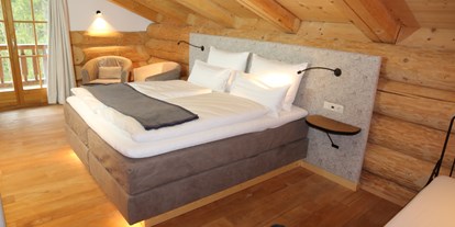Hüttendorf - PLZ 6365 (Österreich) - Weiteres Schlafzimmer Naturstammhaus - Chalets Beim Waicher