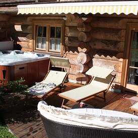 Chalet: Terrasse mit Whirlpool am Naturstammhaus - Chalets Beim Waicher