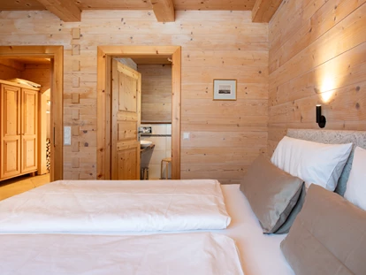 Hüttendorf - Whirlpool: beim Chalet - Schlafzimmer mit enSuite Badezimmer Chalets Sonntagshorn/Unternberg - Chalets&Suiten Beim Waicher