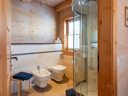 Hüttendorf - Whirlpool: beim Chalet - Ensuite Badezimmer Chalets Sonntagshorn/Unternberg - Chalets&Suiten Beim Waicher