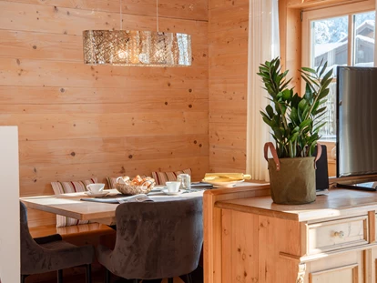 Hüttendorf - Whirlpool: beim Chalet - Essplatz Chalet Rauschberg - Chalets&Suiten Beim Waicher