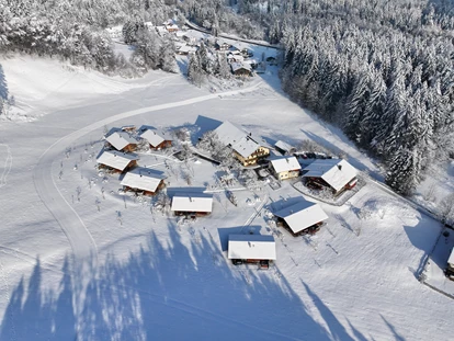 Hüttendorf - Whirlpool: beim Chalet - Winterimpression - Chalets&Suiten Beim Waicher