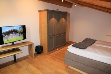 Chalet: 2. Schlafzimmer Naturstammhaus - Chalets&Suiten Beim Waicher