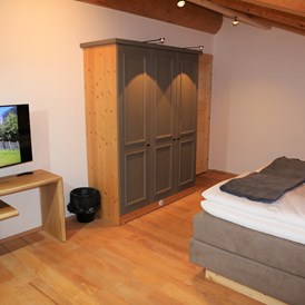 Chalet: 2. Schlafzimmer Naturstammhaus - Chalets&Suiten Beim Waicher