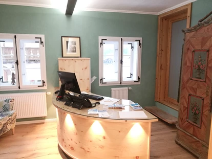 Hüttendorf - Whirlpool: beim Chalet - Rezeption im historischen Nebengebäude - Chalets&Suiten Beim Waicher