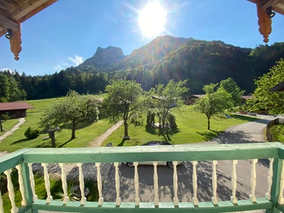 Hüttendorf - Whirlpool: beim Chalet - Blick vom historischen Zuhaus, das als Rezeption dient, auf den Unternberg. - Chalets&Suiten Beim Waicher