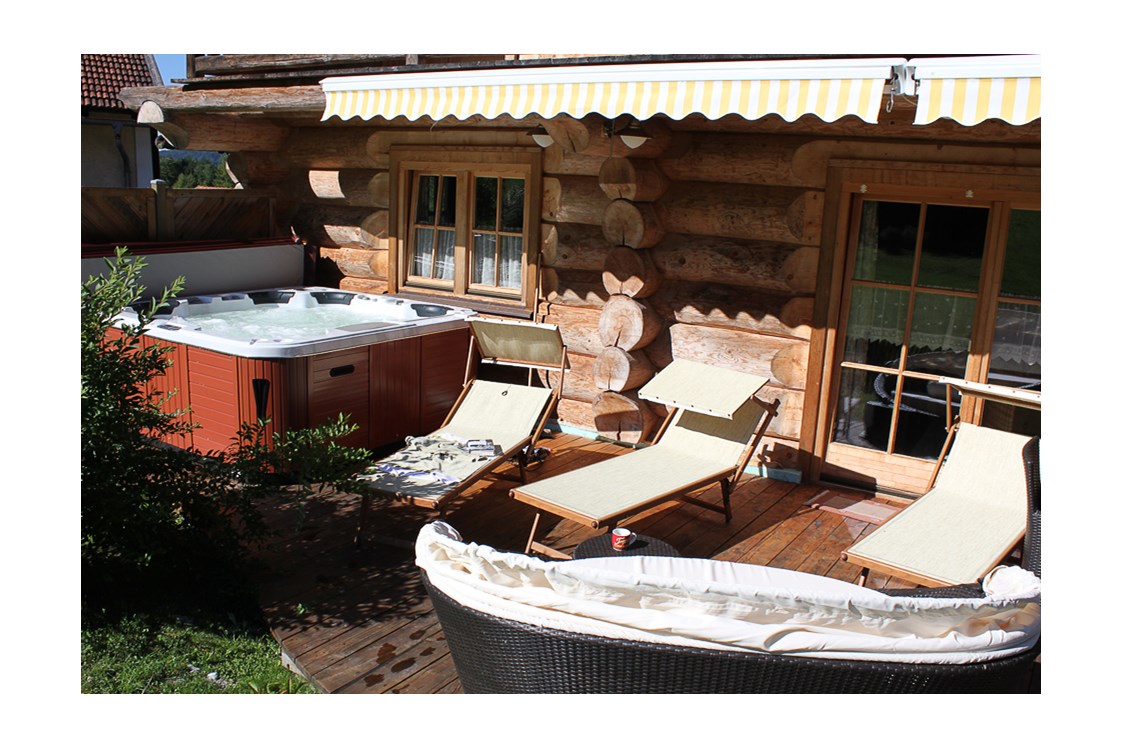 Chalet: Terrasse mit Whirlpool am Naturstammhaus - Chalets&Suiten Beim Waicher