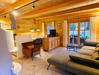 Hüttendorf - Whirlpool: beim Chalet - Chalet Rauschberg, Wohnen/Essen/Kamin - Chalets&Suiten Beim Waicher
