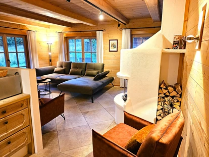Hüttendorf - Whirlpool: beim Chalet - Chalet Rauschberg,
Wohnen/Essen/Kamin - Chalets&Suiten Beim Waicher