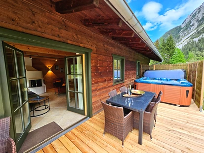 Hüttendorf - Whirlpool: beim Chalet - Chalet Rauschberg
Terrasse mit Whirlpool  - Chalets&Suiten Beim Waicher
