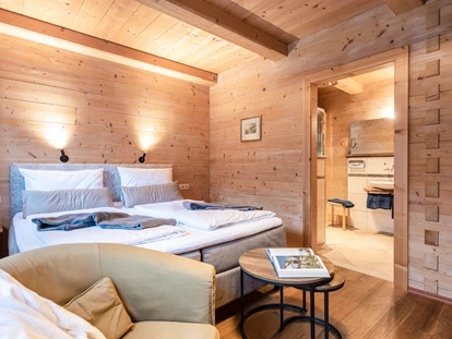 Hüttendorf - Whirlpool: beim Chalet - Chalet Rauschberg,
Schlafzimmer mit Badezimmer enSuite - Chalets&Suiten Beim Waicher