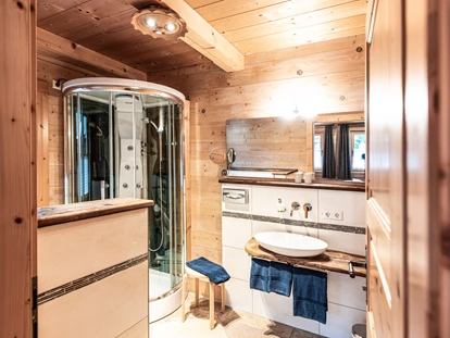 Hüttendorf - Whirlpool: beim Chalet - Chalet Rauschberg, 1. Badezimmer - Chalets&Suiten Beim Waicher