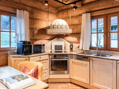 Hüttendorf - Whirlpool: beim Chalet - Naturstammhaus Küche - Chalets&Suiten Beim Waicher