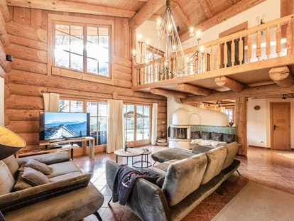 Hüttendorf - Whirlpool: beim Chalet - Naturstammhaus mit Galerie und Kamin  - Chalets&Suiten Beim Waicher
