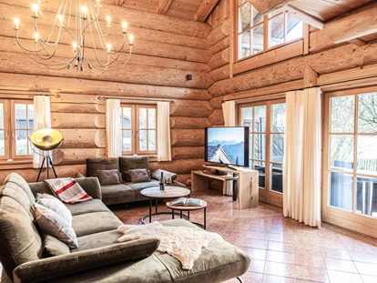 Hüttendorf - Whirlpool: beim Chalet - Naturstammhaus Wohnraum - Chalets&Suiten Beim Waicher