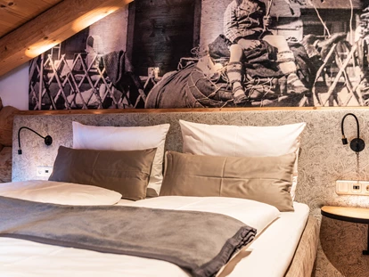 Hüttendorf - Whirlpool: beim Chalet - Naturstammhaus Detail - Chalets&Suiten Beim Waicher