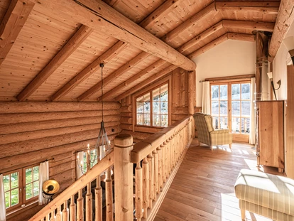 Hüttendorf - Whirlpool: beim Chalet - Naturstammhaus Galerie - Chalets&Suiten Beim Waicher