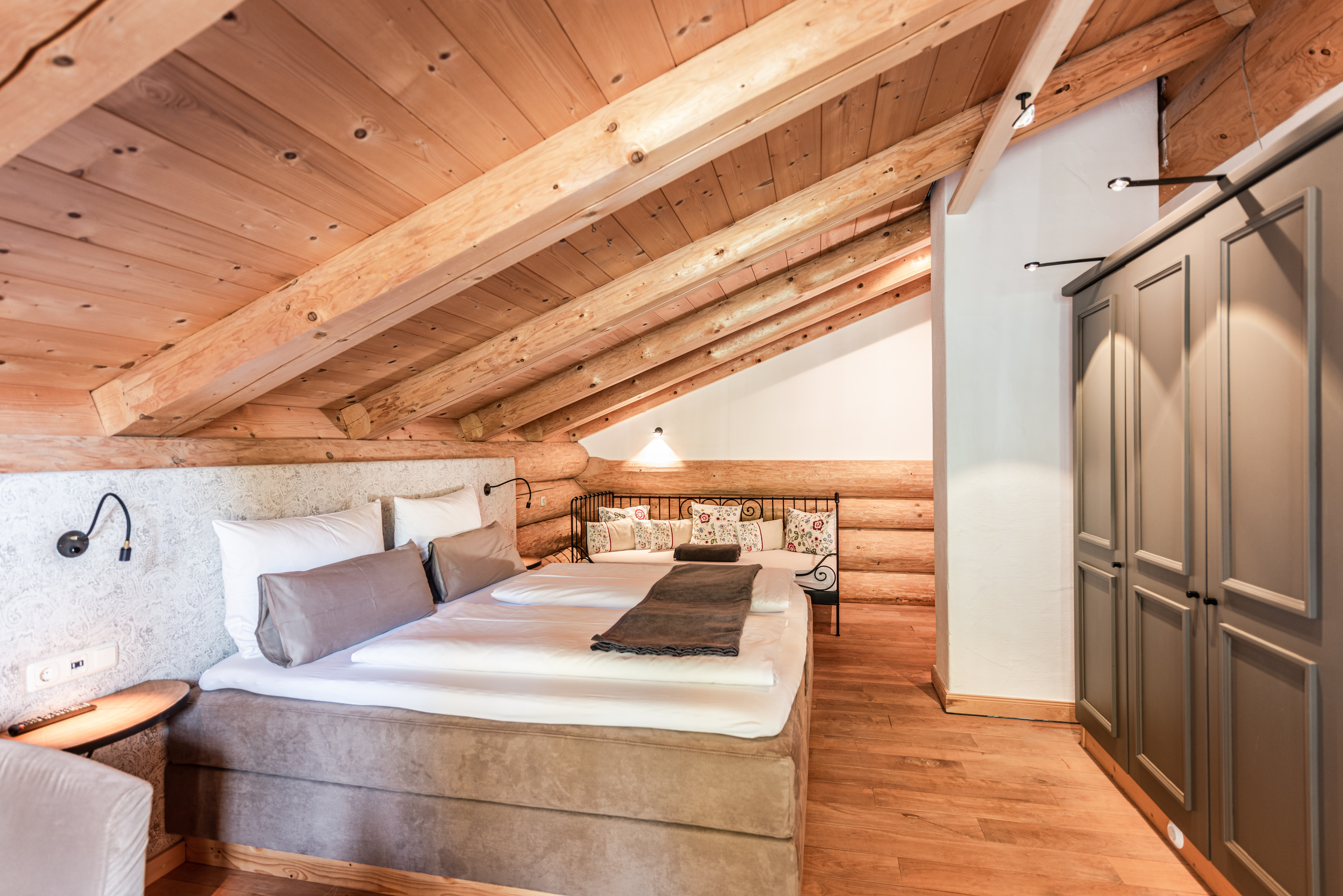 Chalet: Naturstammhaus Schlafzimmer 1 - Chalets&Suiten Beim Waicher