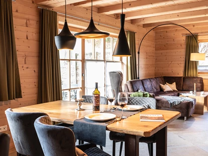 Hüttendorf - Whirlpool: beim Chalet - Chalet Hochfelln Wohnbereich - Chalets&Suiten Beim Waicher