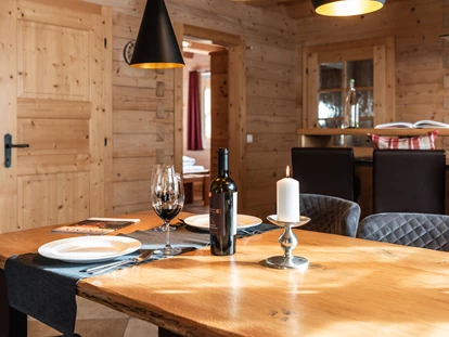 Hüttendorf - Whirlpool: beim Chalet - Chalet Hochfelln Detail - Chalets&Suiten Beim Waicher