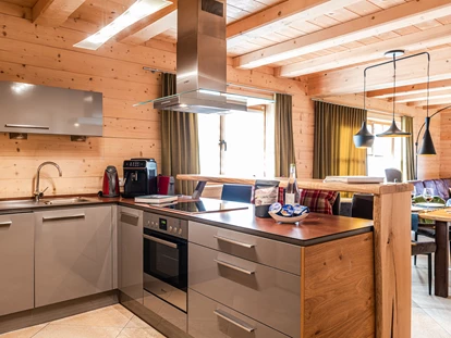 Hüttendorf - Whirlpool: beim Chalet - Chalet Hochfelln Küche mit Frühstücksbar - Chalets&Suiten Beim Waicher
