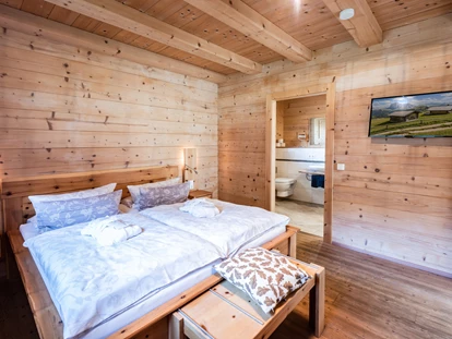 Hüttendorf - Whirlpool: beim Chalet - Chalet Hochfelln mit Badezimmer enSuite - Chalets&Suiten Beim Waicher
