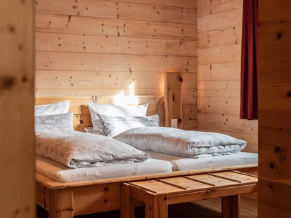Hüttendorf - Whirlpool: beim Chalet - Chalet Hochfelln Schlafzimmer - Chalets&Suiten Beim Waicher