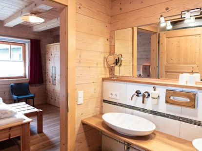 Hüttendorf - Whirlpool: beim Chalet - Chalet Hochfelln Badezimmer/Schlafzimmer - Chalets&Suiten Beim Waicher
