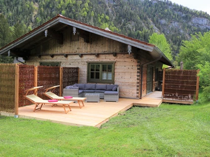 Hüttendorf - Whirlpool: beim Chalet - Chalet Kienberg mit Sonnenterasse  - Chalets&Suiten Beim Waicher