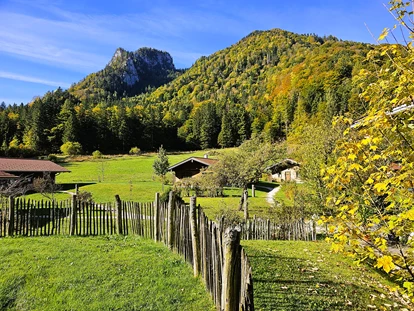 Hüttendorf - Whirlpool: beim Chalet - Chalets im Herbst mit dem Unternberg  - Chalets&Suiten Beim Waicher