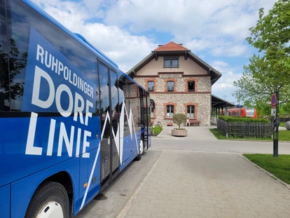 Hüttendorf - Whirlpool: beim Chalet - Immer Mobil mit der Ruhpolding Dorflinie. Für unsere Gäste kostenfrei nutzbar. Nutzen Sie die bequeme Anreise mit der Bahn.  - Chalets&Suiten Beim Waicher