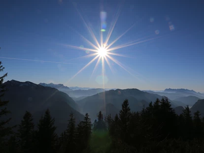 Hüttendorf - Whirlpool: beim Chalet - Unbeschreibliche Bergpanoramen erwarten sie. Hier der Blick vom Rauschberg in die österreichische Bergwelt.    - Chalets&Suiten Beim Waicher
