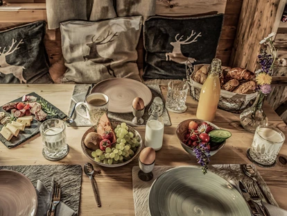 Hüttendorf - Schröcken - Almfrühstück im Chalet - Benglerwald Berg Chaletdorf