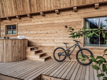 Hüttendorf - Schröcken - Jedes Chalet verfügt über einen privaten Hot Pot – perfekt zum Entspannen – und zahlreiche Biketouren starten direkt ab dem Chaletdorf. - Benglerwald Berg Chaletdorf