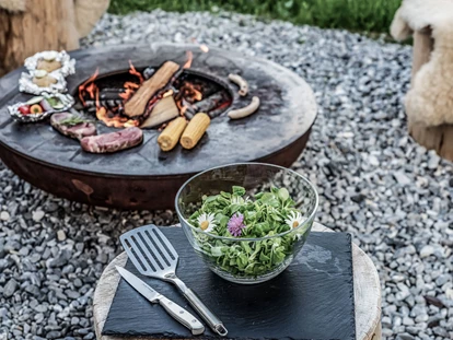 Hüttendorf - Schröcken - Jedes Chalet ist mit einer hochwertigen Luxus **LaKra-Grillschale** ausgestattet – für exklusiven Grillgenuss mit Bergpanorama.
 - Benglerwald Berg Chaletdorf