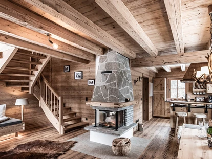 Hüttendorf - Schröcken - Wohnbereich/ Küche im Berg-Chalet mit Kamin. - Benglerwald Berg Chaletdorf