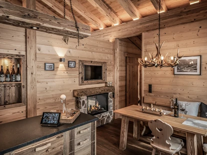 Hüttendorf - Schröcken - Jedes Chalet bietet eine vollausgestattete Almküche mit gemütlicher Sitzecke – ideal für gesellige Abende in alpinem Ambiente. - Benglerwald Berg Chaletdorf