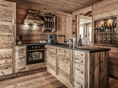 Hüttendorf - Schröcken - Jedes Chalet bietet eine vollausgestattete Almküche mit gemütlicher Sitzecke – ideal für gesellige Abende in alpinem Ambiente. - Benglerwald Berg Chaletdorf