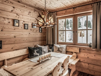 Hüttendorf - Schröcken - Jedes Chalet bietet eine vollausgestattete Almküche mit gemütlicher Sitzecke – ideal für gesellige Abende in alpinem Ambiente. - Benglerwald Berg Chaletdorf