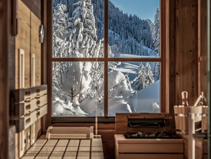 Hüttendorf - Schröcken - Jedes Chalet verfügt über eine private Sauna mit atemberaubendem Bergblick – pure Entspannung inmitten der Natur.
 - Benglerwald Berg Chaletdorf