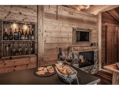 Hüttendorf - Schröcken - Im Chalet wartet eine exklusive Auswahl an erlesenen Weinen und Getränken – perfekt für genussvolle Stunden in stilvollem Ambiente. - Benglerwald Berg Chaletdorf