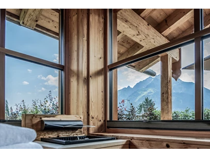Hüttendorf - Schröcken - Jedes Chalet verfügt über eine private Sauna mit atemberaubendem Bergblick – pure Entspannung inmitten der Natur. - Benglerwald Berg Chaletdorf