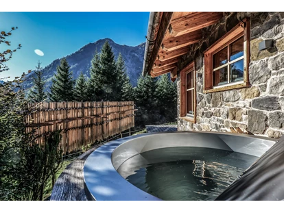 Hüttendorf - Schröcken - Jedes Chalet verfügt über einen privaten Hot Pot – perfekt zum Entspannen. - Benglerwald Berg Chaletdorf