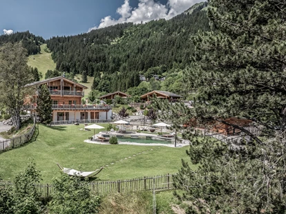 Hüttendorf - Schröcken - Ein idyllischer Naturbadesee mitten im Benglerwald Berg Chaletdorf lädt im Sommer zum erfrischenden Schwimmen und Entspannen in traumhafter Bergkulisse ein. - Benglerwald Berg Chaletdorf
