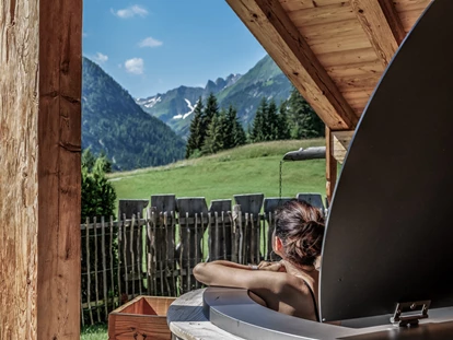 Hüttendorf - Schröcken - Jedes Chalet verfügt über einen privaten Hot Pot – perfekt zum Entspannen. - Benglerwald Berg Chaletdorf