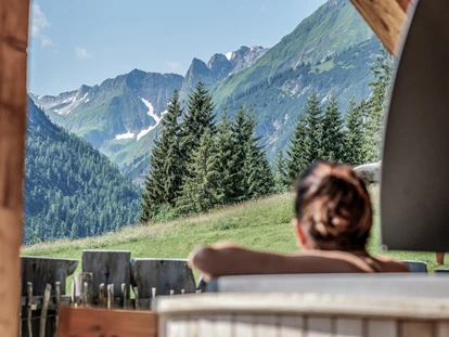 Hüttendorf - Schröcken - Jedes Chalet verfügt über einen privaten Hot Pot – perfekt zum Entspannen. - Benglerwald Berg Chaletdorf
