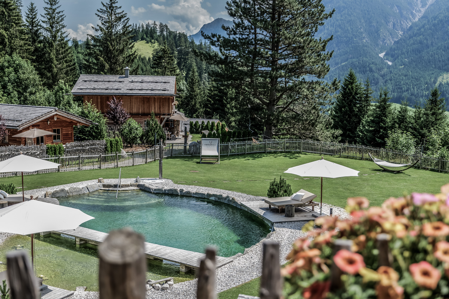 Hüttendorf - Frühstück: Frühstückservice - Ein idyllischer Naturbadesee mitten im Benglerwald Berg Chaletdorf lädt im Sommer zum erfrischenden Schwimmen und Entspannen in traumhafter Bergkulisse ein. - Benglerwald Berg Chaletdorf