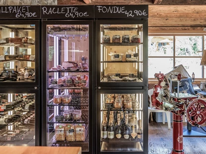 Hüttendorf - Schröcken - Ein kleiner, feiner Bauernshop direkt im Chaletdorf bietet regionale Spezialitäten und alles für den täglichen Genuss – ganz bequem und authentisch. - Benglerwald Berg Chaletdorf